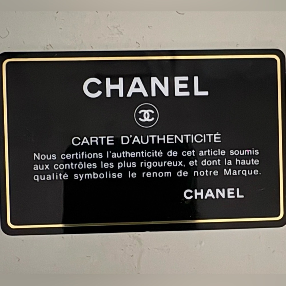 Description
• Chanel Shoulder Bag